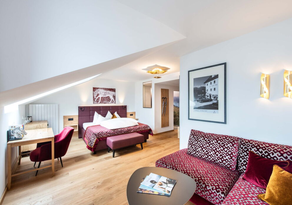 Ein geräumiges Doppelzimmer im Hotel im Weissen Rössl am Wolfgangsee in den Farben Violett und Weiß.