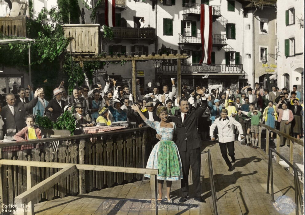 Der Ausschnitt aus dem 'Zum Weißen Rössl am Wolfgangsee Film' zeigt das Ende, wo alle Charaktere winken.