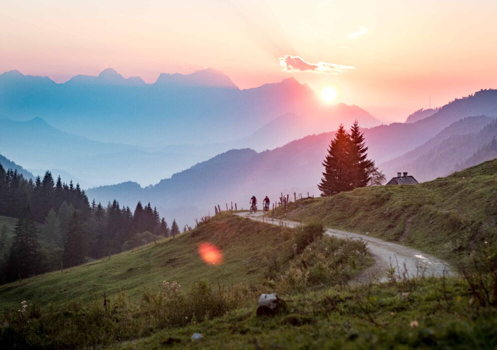 Mountainbiker am Berg während des Sonnenuntergangs.
