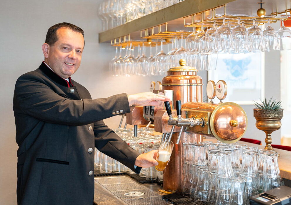 Ein Kellner Zapft Bier von einem Zapfhahn
