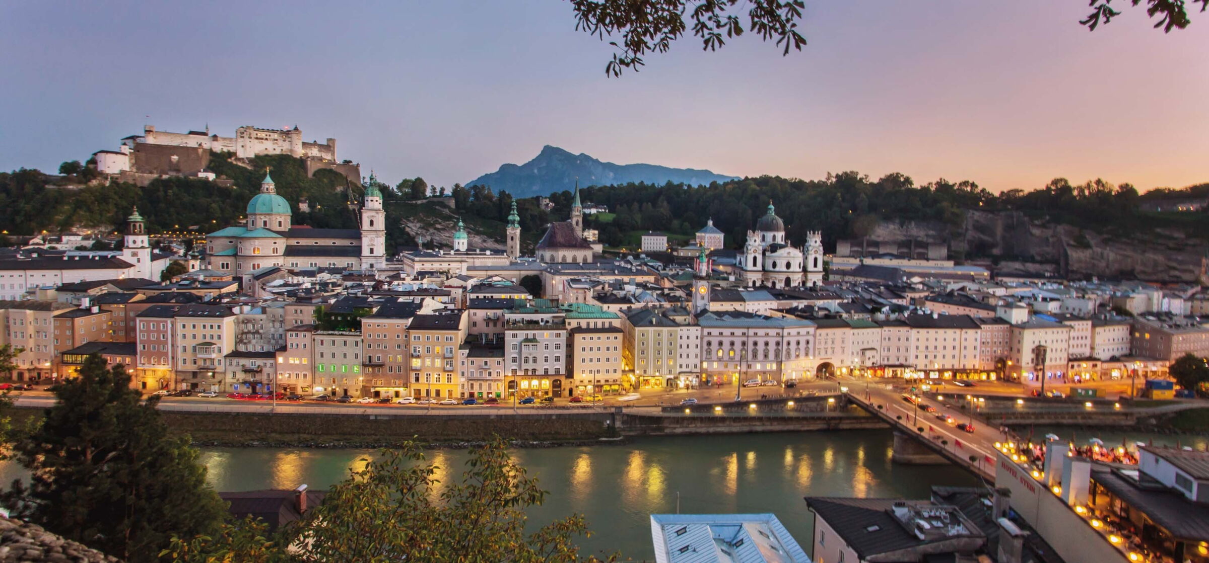 Altstadt von Salzburg im beleuchteten Abendschein