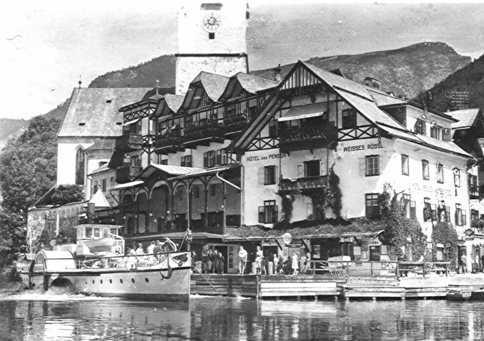 Eine schwarz-weiße Fotografie vom traditionellen Hotel Im Weissen Rössl zu Zeiten der Dreharbeiten für den Im Weißen Rössl am Wolfgangsee Film