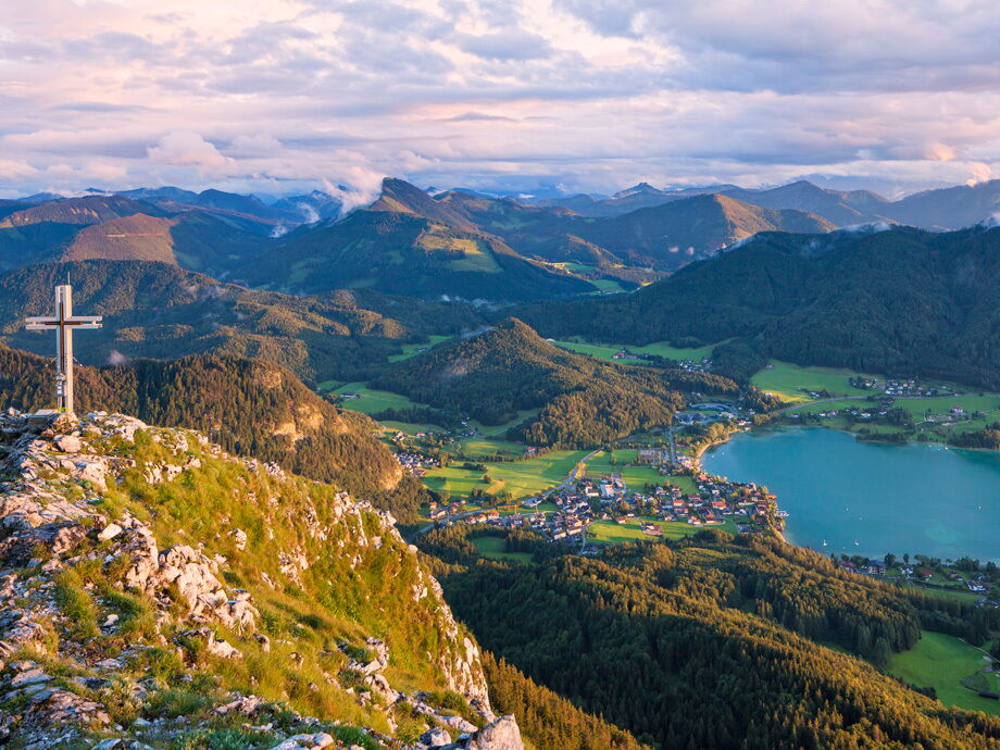 Aussicht vom Gipfelkreuz des Frauenkopfes auf Fuschl und den Fuschlsee