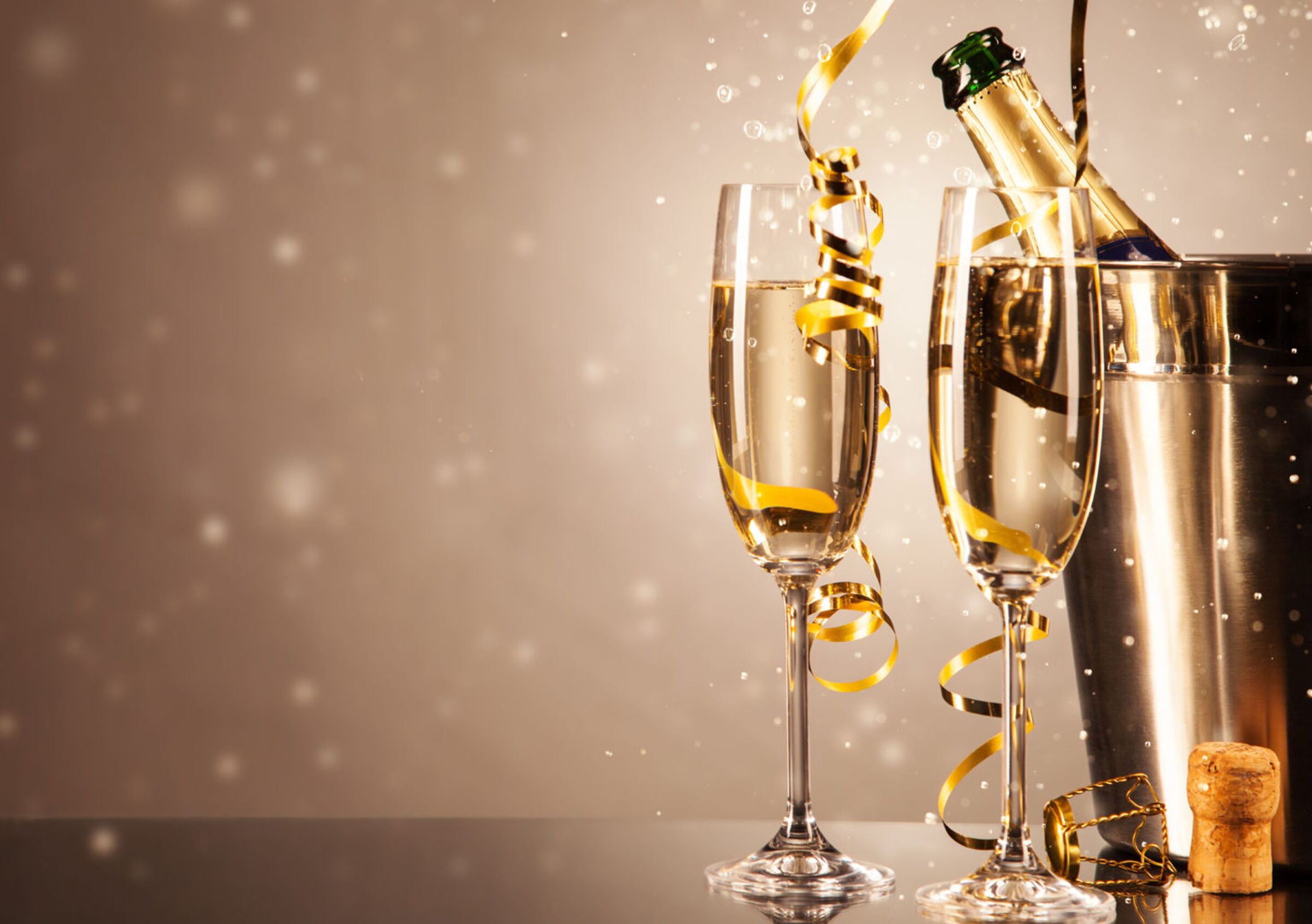 Silvesterreise in das Weisse Rössl: Zwei Sekt Gläser und einer Champagner Flasche