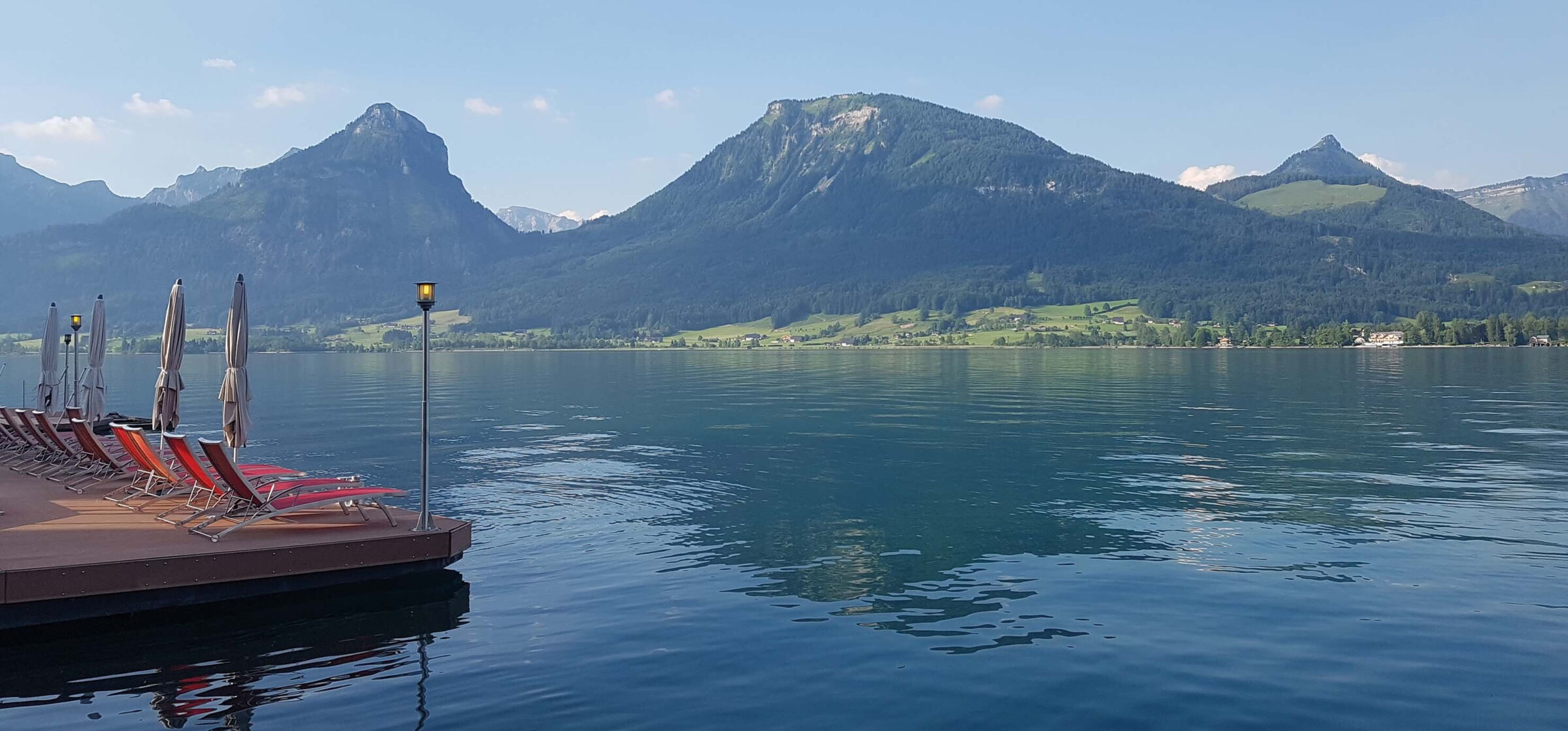 Sonnenliegen auf einem Steg auf dem Wolfgangsee im Salzkammergut