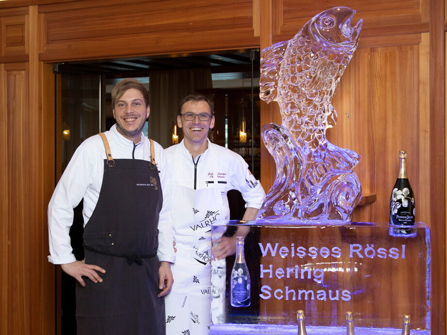 Köche vor einer Eisskulptur in Fischform