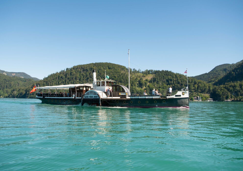 Großes Schiff auf dem wundervoll türkis glänzenden Wolfgangsee
