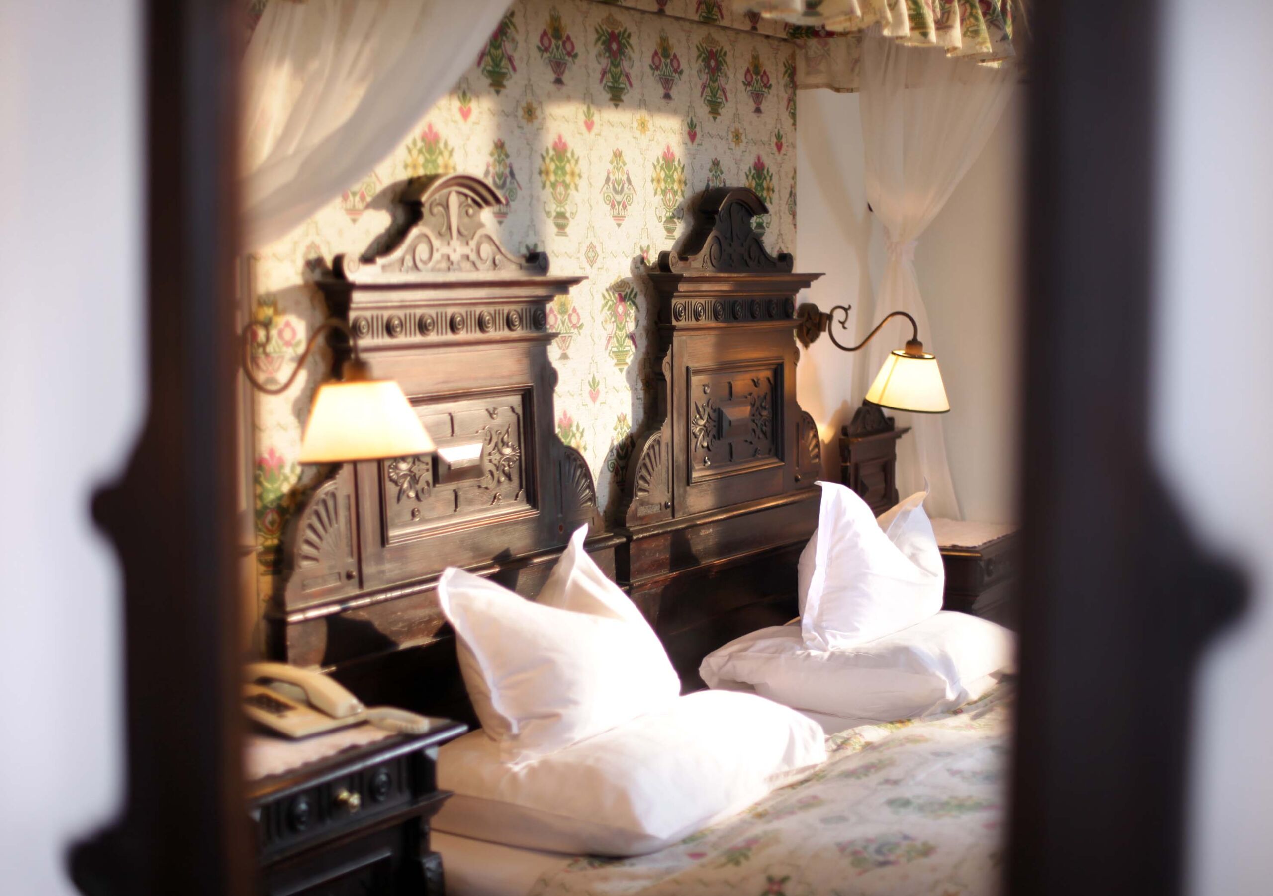 Schönes hölzernes Bett mit aufwendigen prachtvollen verzierten Details im kaiserlichen Stil