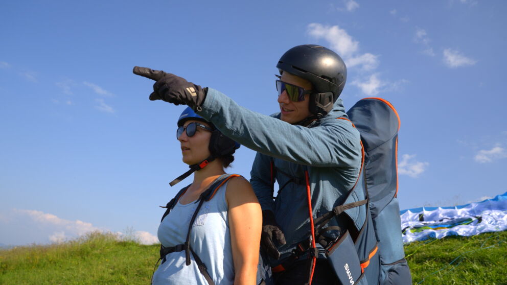 Der Paragleit - Lehrer erklärt der Schülerin die Fluglinie. ©Flugschule Salzkammergut