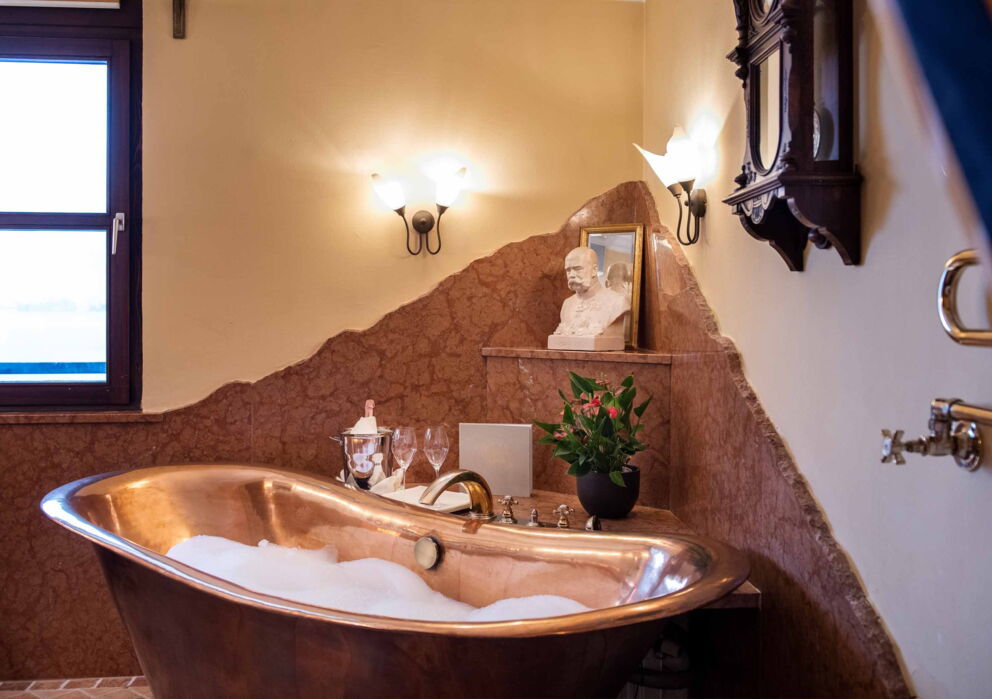 Eine Kupfer Badewanne im Hotel Weisses rössl