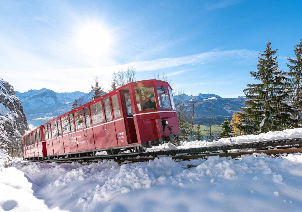 Im Schnee fahrende Schafbergbahn im Salzkammergut