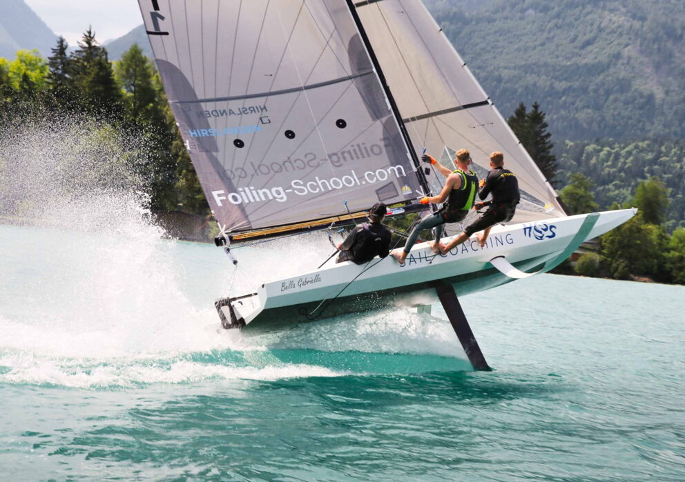 Gruppe junger Segelsportler auf einem Segelboot am Wolfgangsee