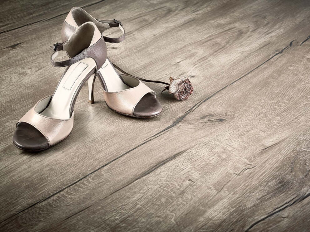 Elegante Stöckelschuhe neben einer Rose.