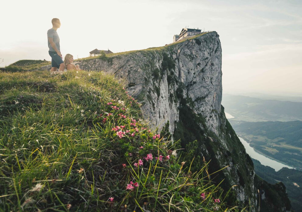 Mann und eine Frau auf einer großen Almwiese am Schafberg