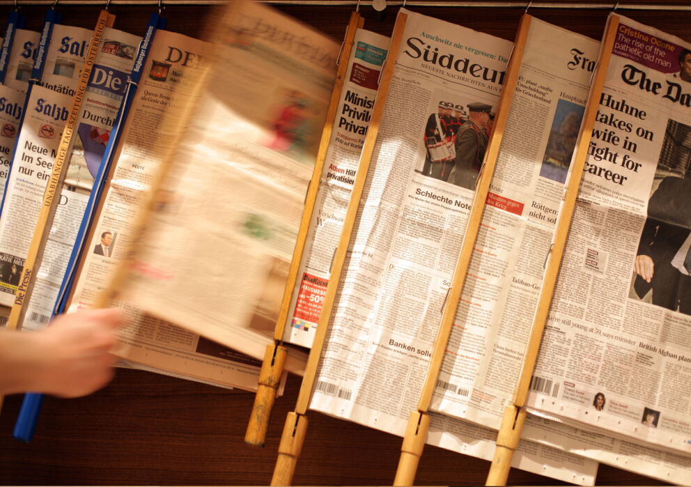 Mehrere Zeitungen aufgehängt an Zeitungsstäben