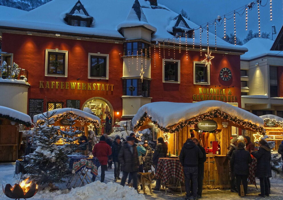 Weisses Rössl Ihr Hotel zu Weihnachten: Menschen besuchen den Advent Markt in St Wolfgang