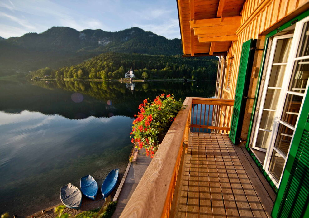 Aussicht von einem Balkon auf die wunderschöne umliegende See und Berglandschaft