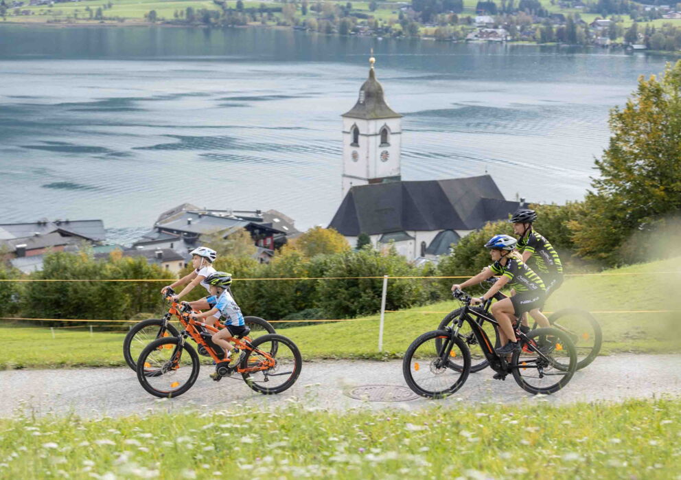 Family on a cycling trip in Sankt Wolfgang