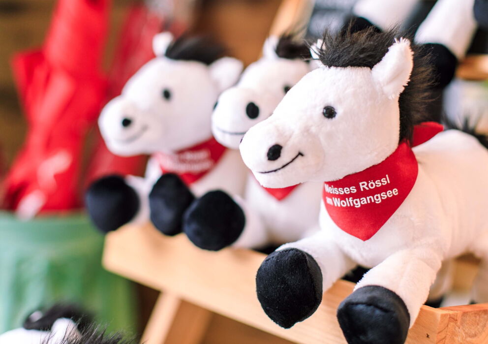 Ein weißes Kuscheltier Pferd