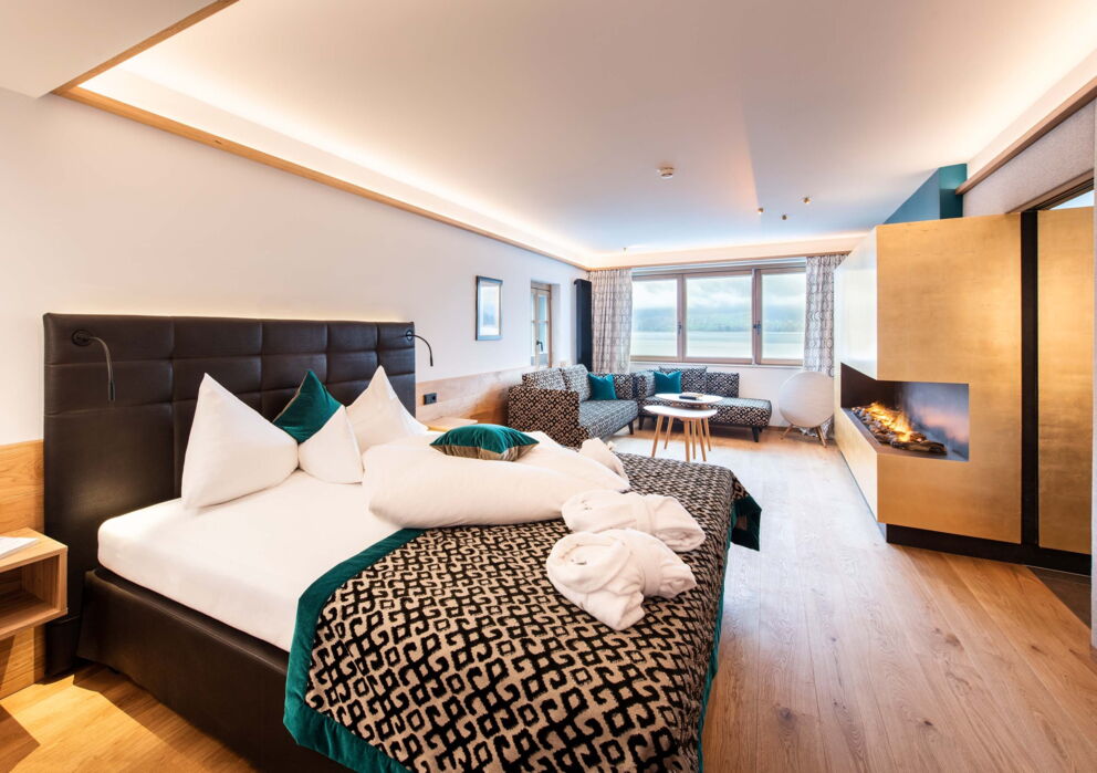 Ein geräumiges und moderne Doppelzimmer im Hotel im Weissen Rössl am Wolfgangsee.