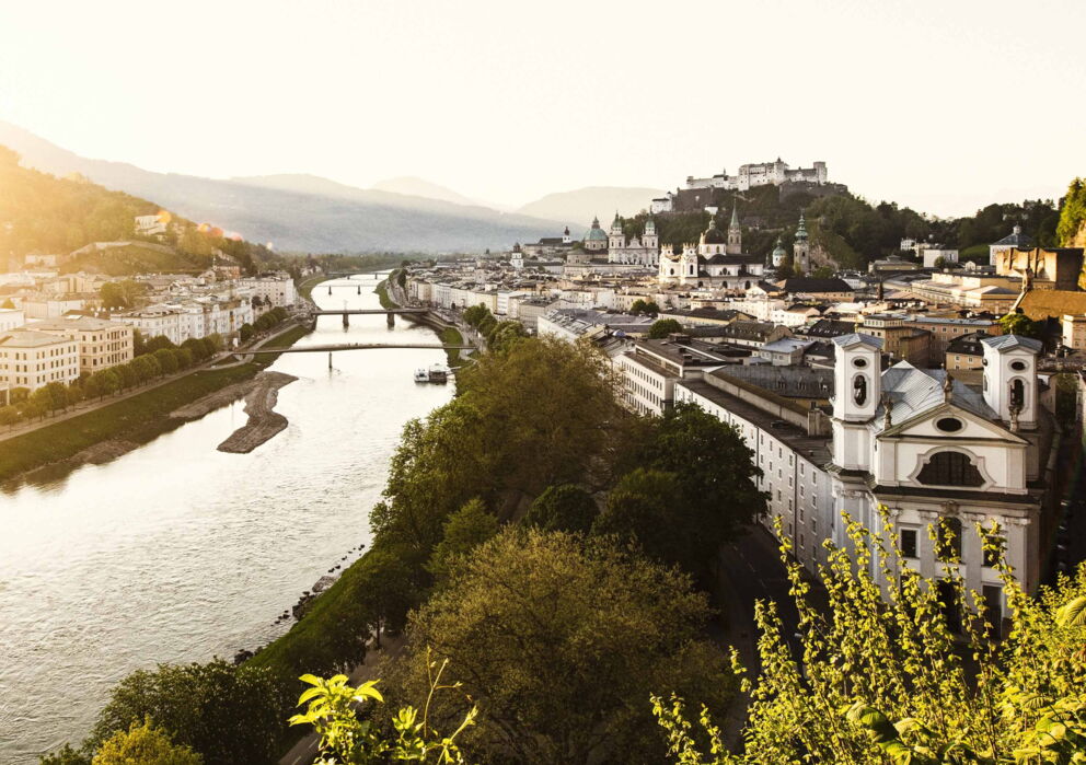 Ausblick auf die Salzburger Altstadt in schimmernden Morgengrauen