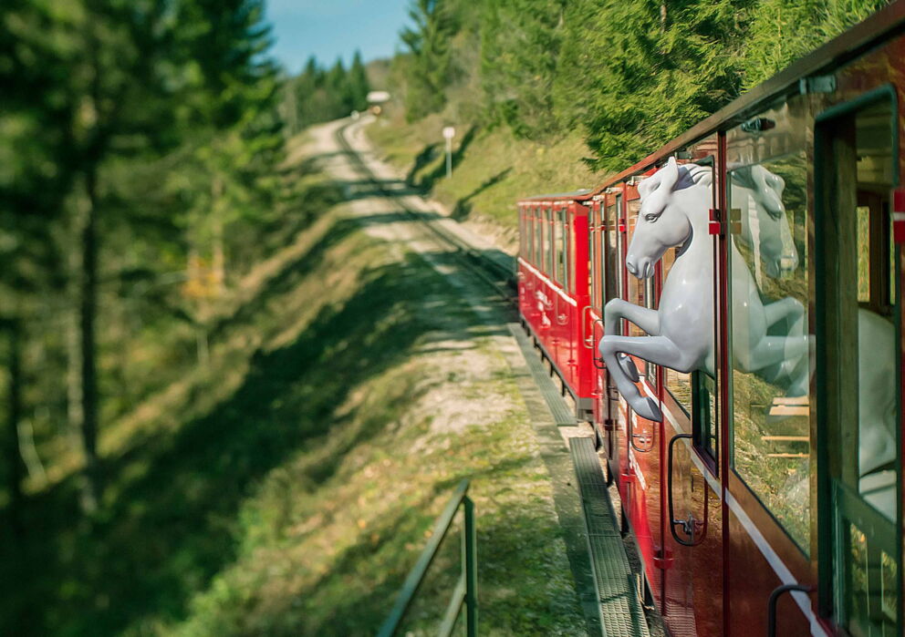 Skulptur des Weissen Rössels in der fahrenden Schafbergbahn