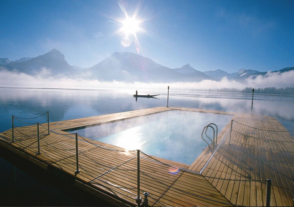 Des Spa im See im winter, kleines boot fährt durch den Nebel am Wolfgangsee