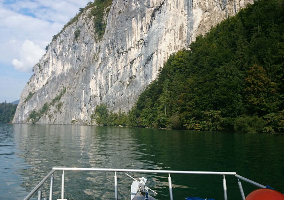 Hohe steile Felswand am Wolfgangsee