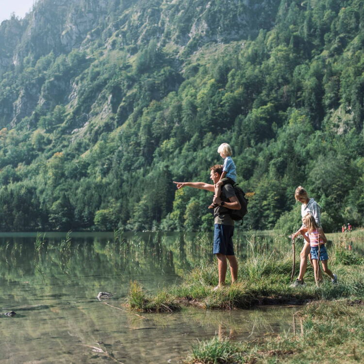 Familie bei einem Wanderausflug im Salzkammergut