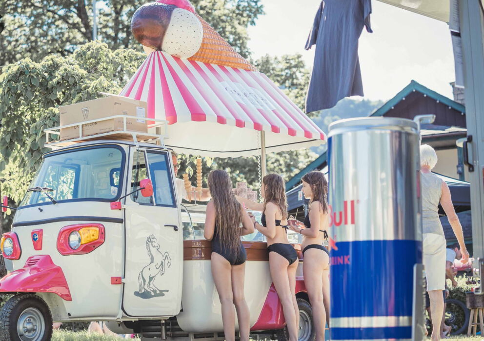 Eiswagen des Weissen Rössels verkauft Eis an Kinder