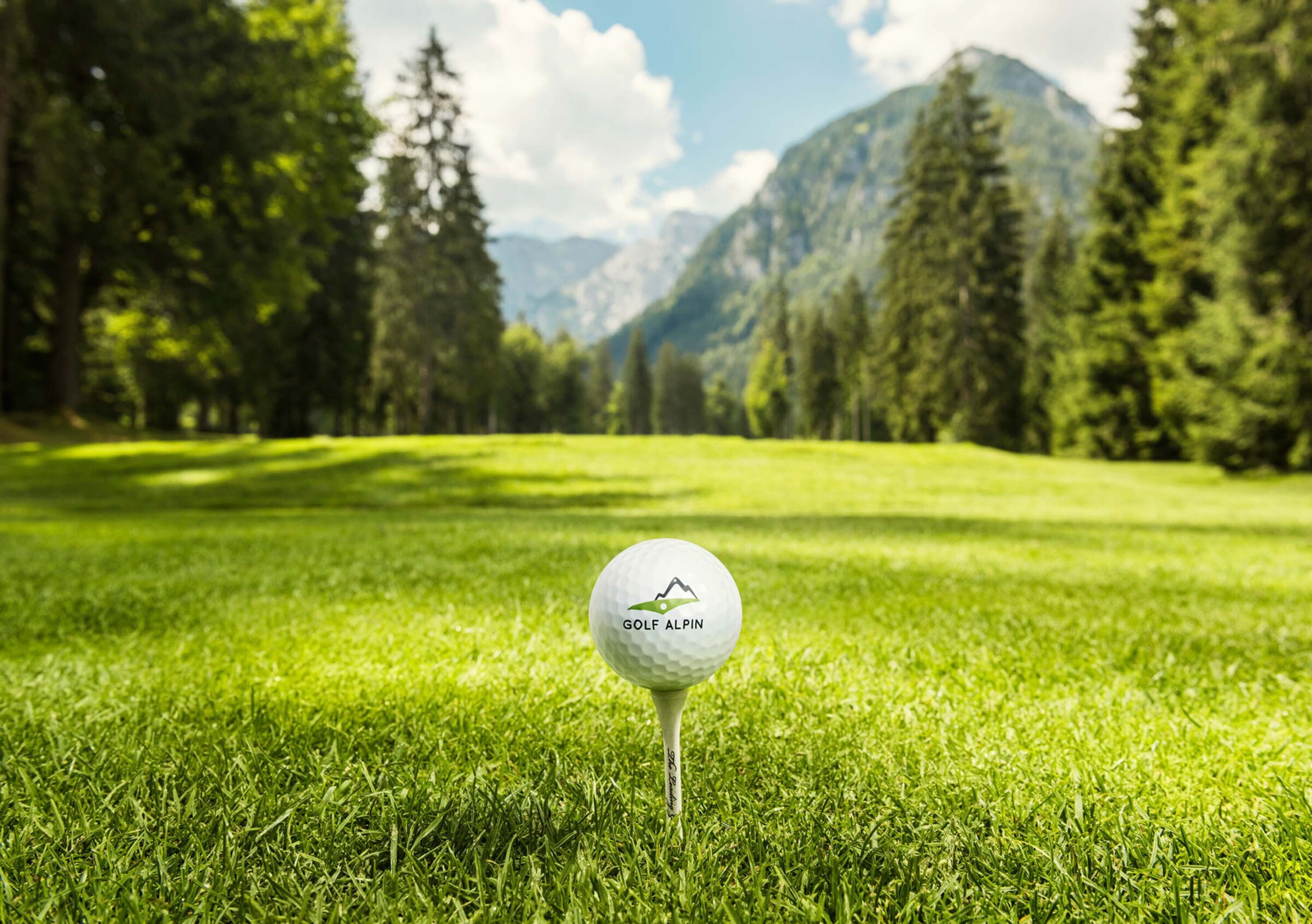 Ein Golf Ball auf einem Golfplatz