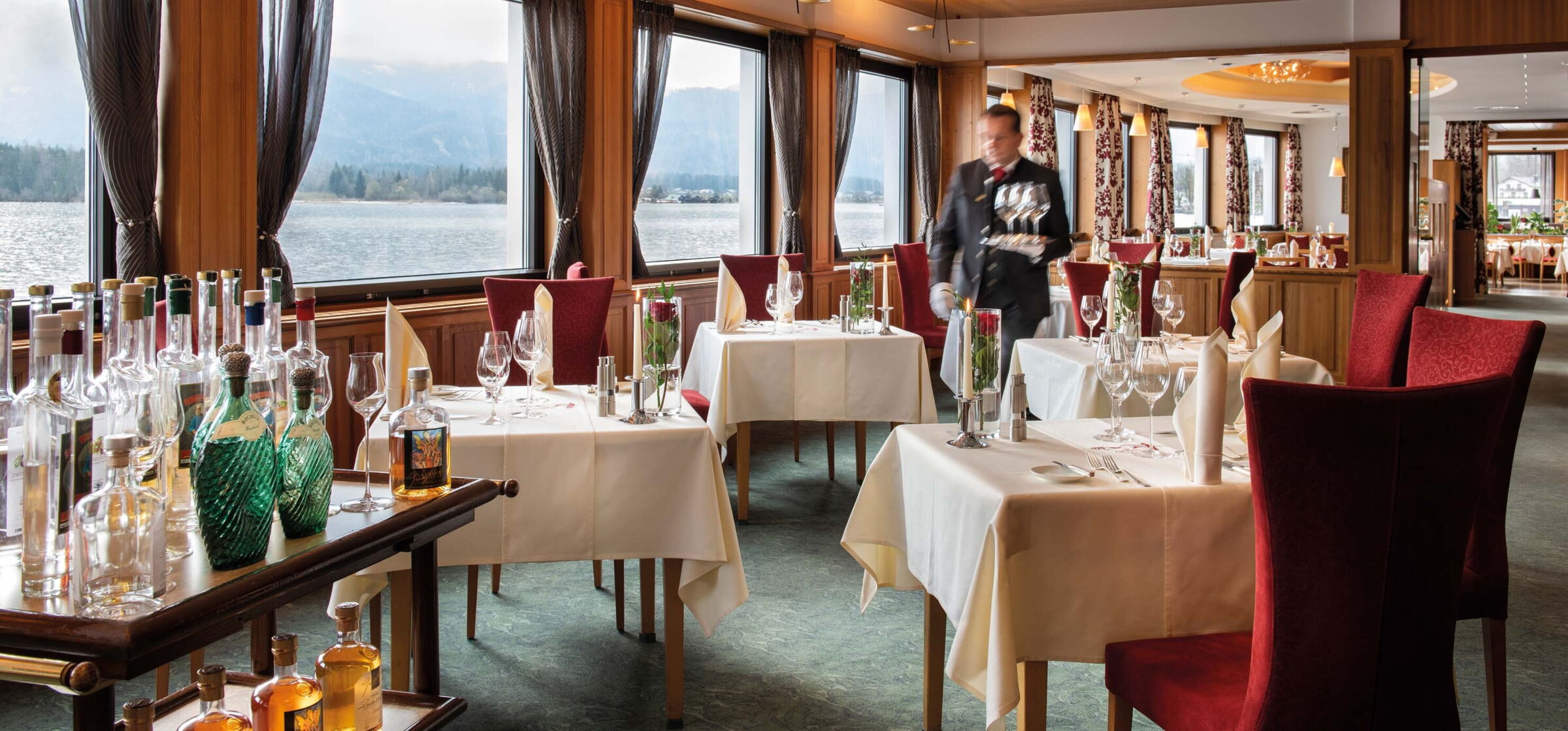 Schön gedeckte Tische im Restaurant mit Blick auf den Wolfgangsee