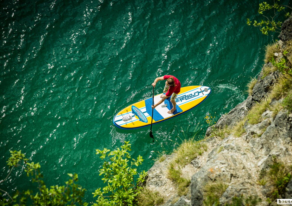 Vogelperspektive auf einen Stand Up Paddle Fahrer am Wolfgangsee