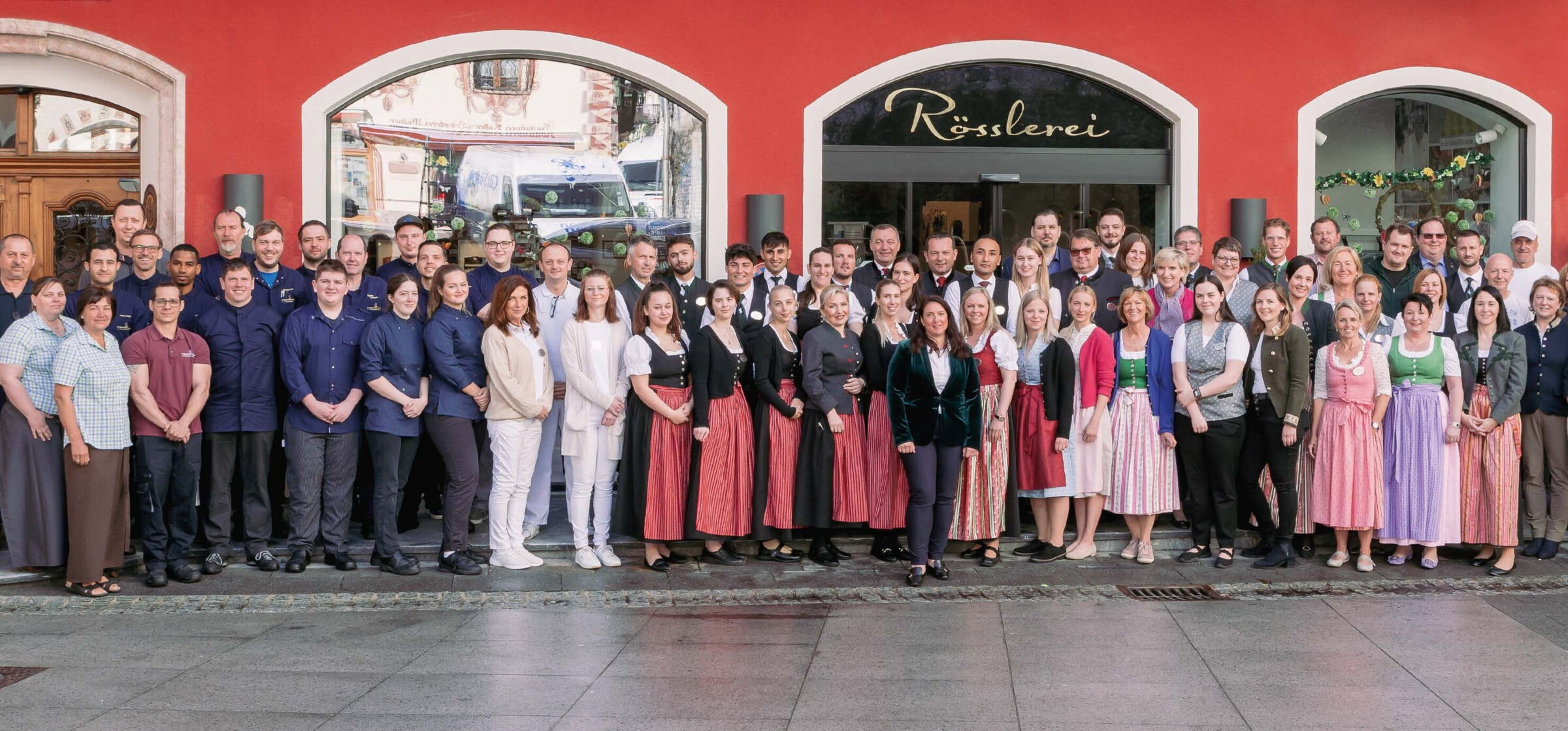 Ein Foto von dem Team des Weissen Rössels vor der Rösslerei in Sankt Wolfgang