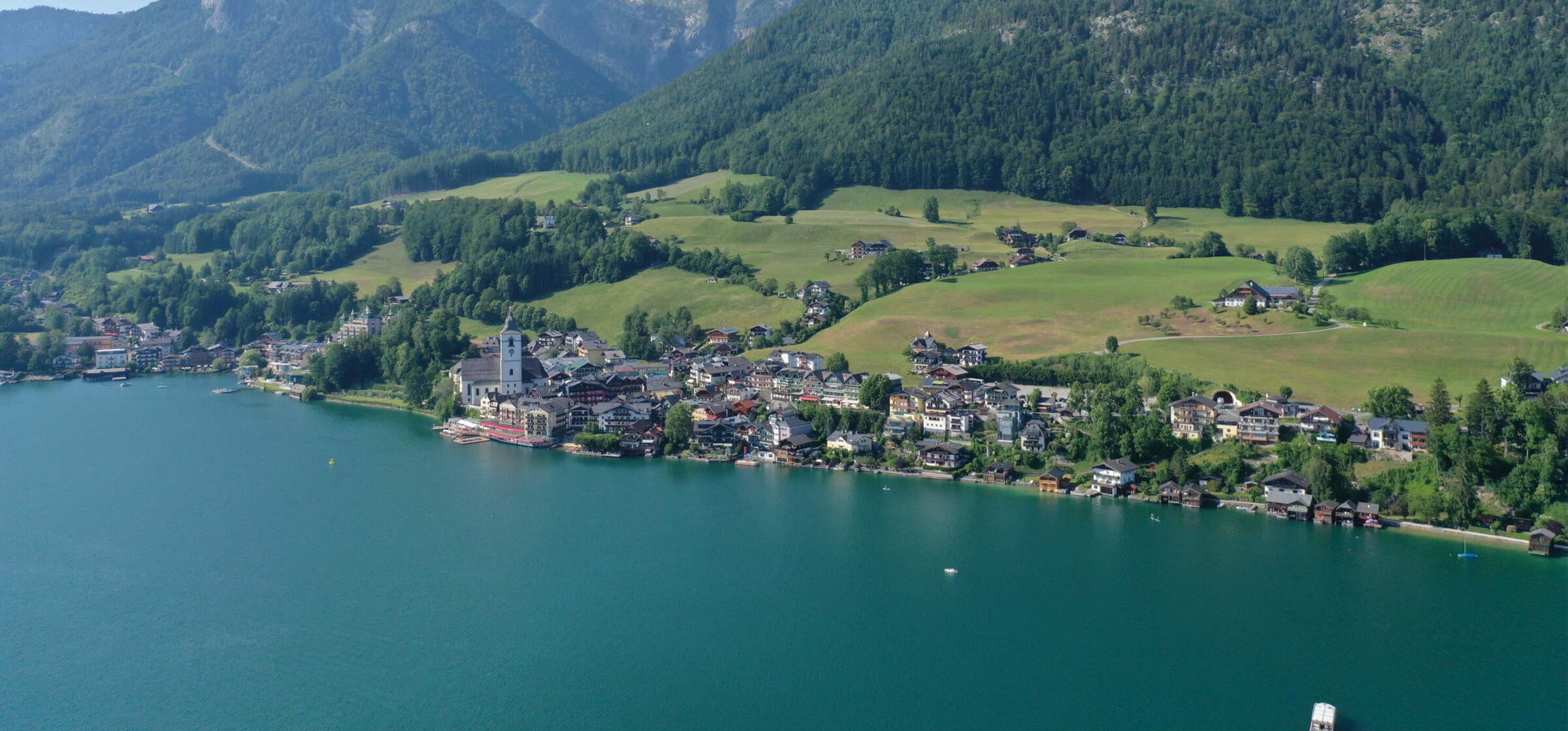 Blick von oben auf das Weisse Rössl direkt am Wolfgangsee