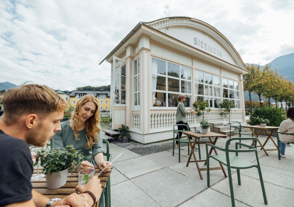 Ein Pärchen sitzend vor dem Café Sissikuss