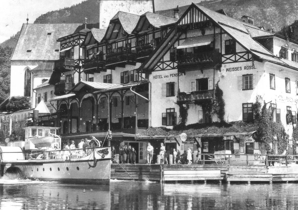 Eine schwarz-weiße Fotografie vom traditionellen Hotel Im Weissen Rössl am Wolfgangsee