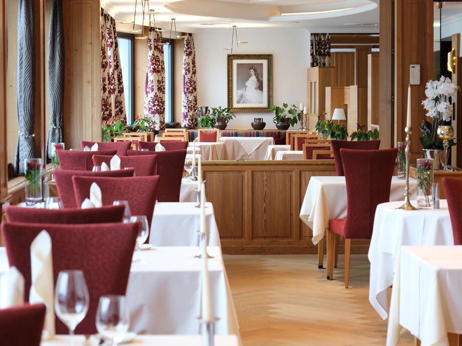 Restaurant Esssaal mit frisch gedeckten Tischen
