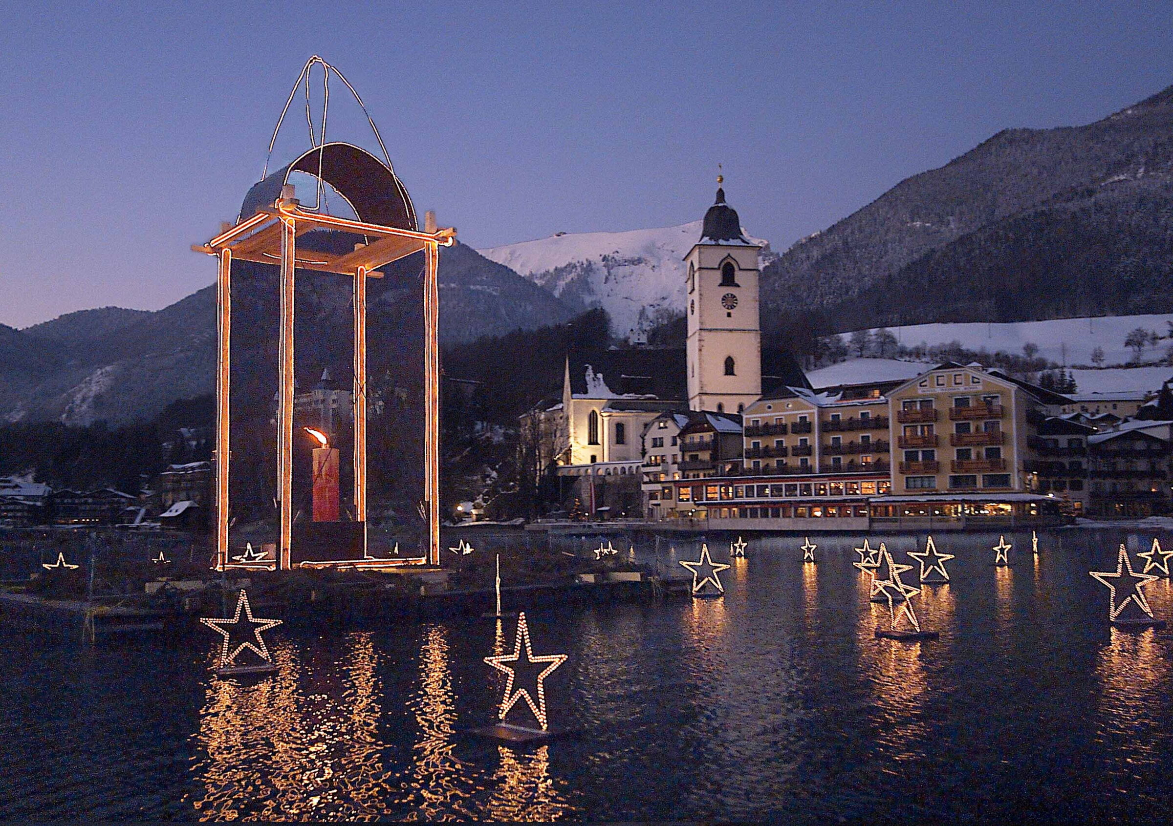 Beim Wolfgangseer Advent im Salzkammergut eine auf dem Wolfgangsee schwimmende Kerzen Laterne abends.