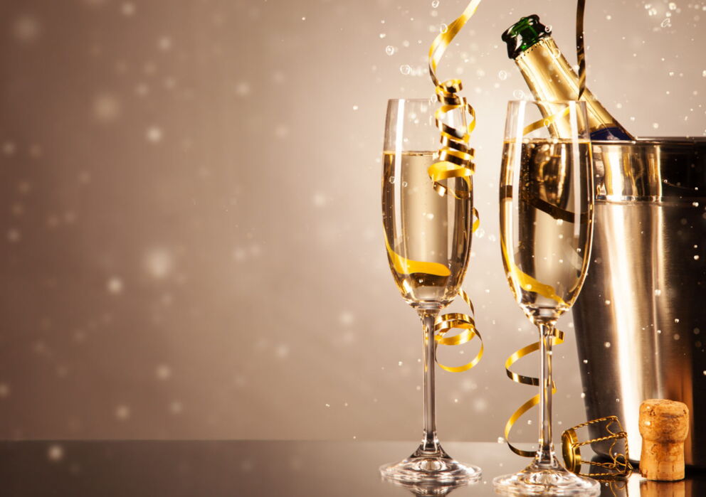 Silvesterreise in das Weisse Rössl: Zwei Sekt Gläser und einer Champagner Flasche