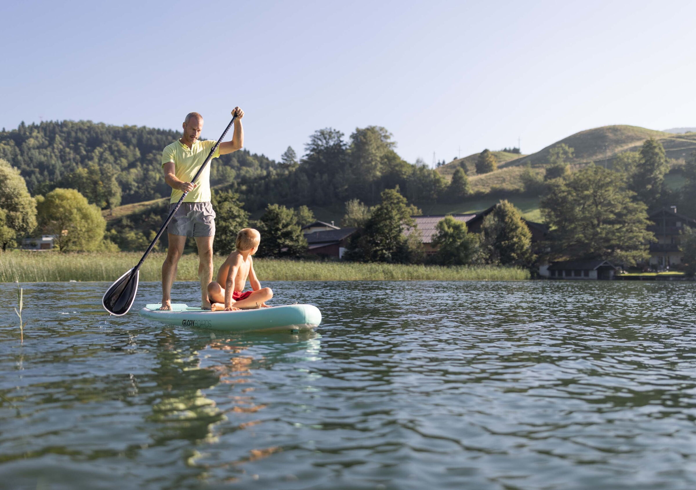 Vater und Sohn auf einem Stand up Paddle