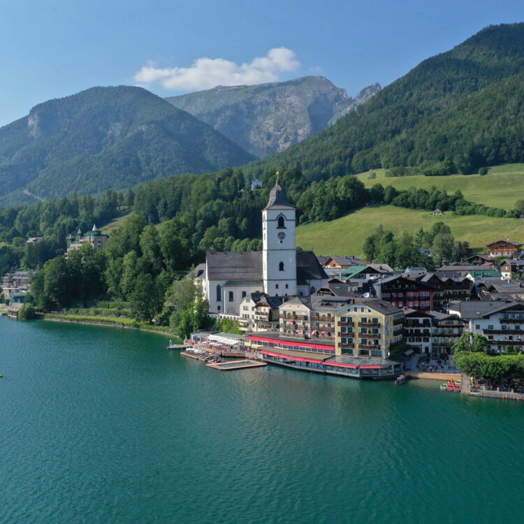 Vogelperspektive von St Wolfgang und dem Wolfgangsee