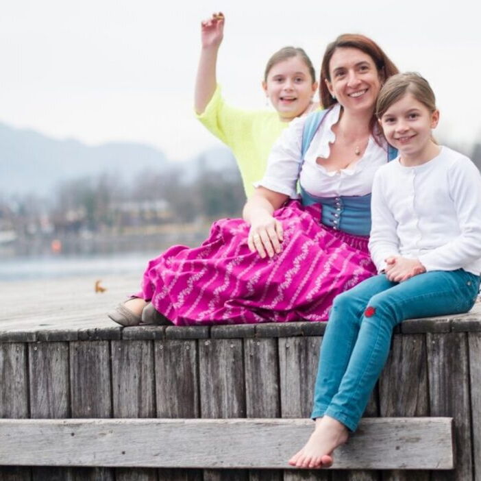 Die Rösslwirtin Frau Gudrun Peter mit Ihren Töchtern auf einem Steg am Wolfgangsee