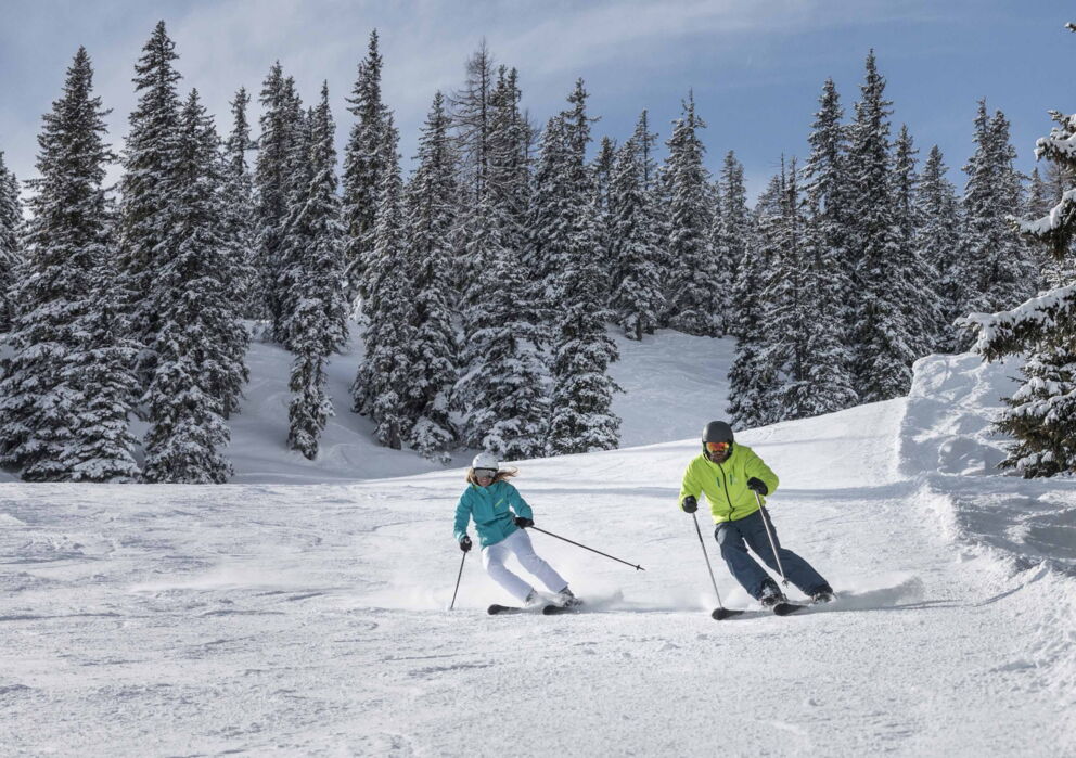 Skifahrer am Befahren einer Piste in schneereicher Winterlandschaft