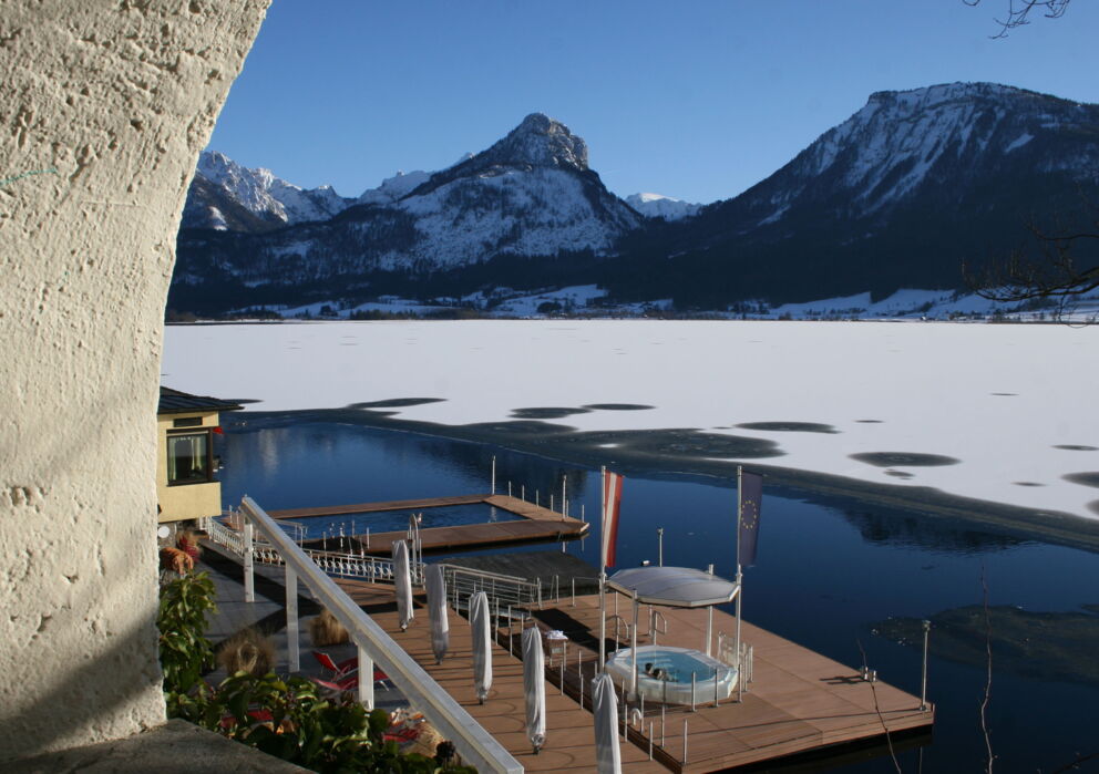Außen Spa Landschaft des Weissen Rössels auf dem teilweise vereisten Wolfgangsee