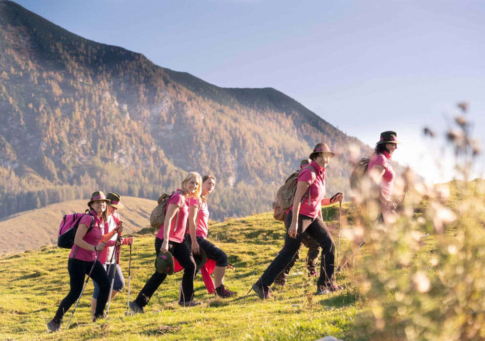 Gruppe von Frauen am Wandern in der Berglandschaft des Salzkammerguts