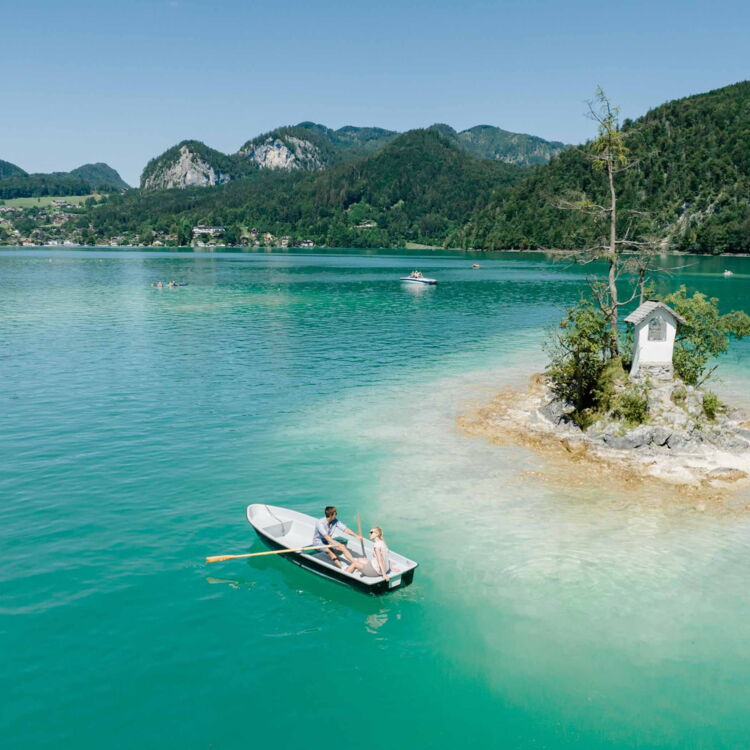 Pärchen auf einem ruder Ausflug inmitten des türkisblauem Wolfgangsee
