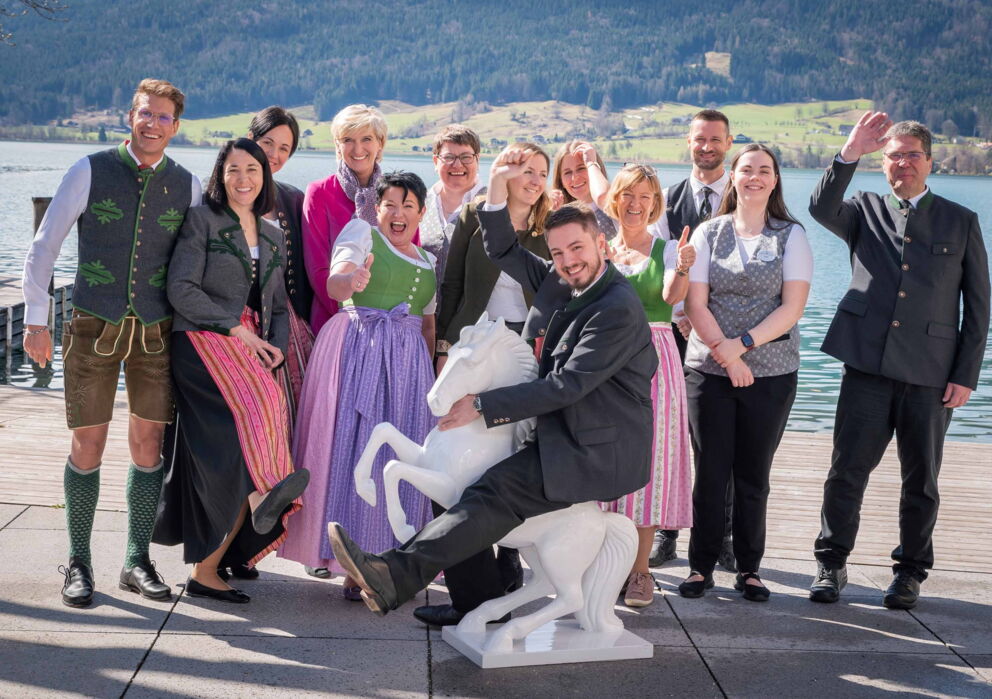 Das Rössl-Team in Tracht und Weißen-Rössl-Statue