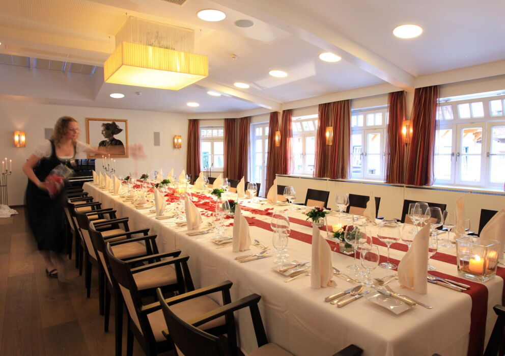 Kellnerin am Rosenblätter schmücken für einen Tisch für eine Hochzeitsfeier.