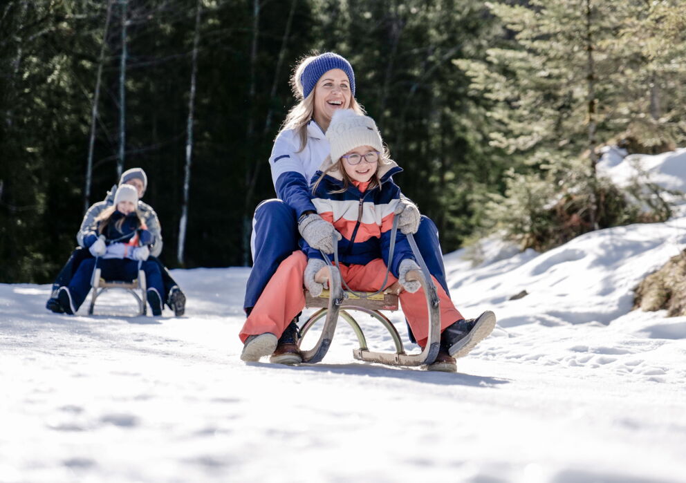 Salzkammerg Rodeln Salzkammergut Bad Goisern Familie Abfahrt © Oberoesterreich Tourismus GmbH; Martin Fickert